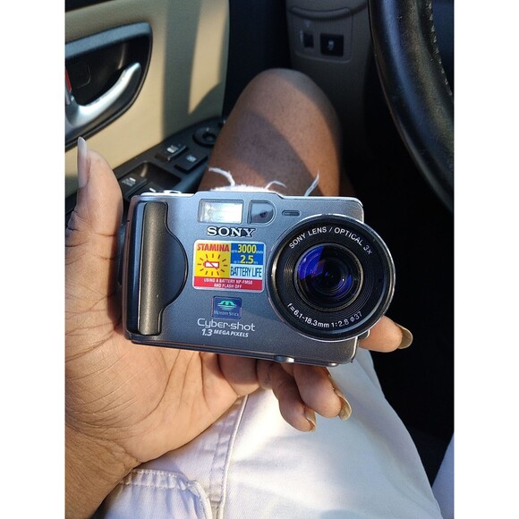 Sony Cyber-shot DSC-S30 1.3MP Camera No Charger - Picture 1 of 5